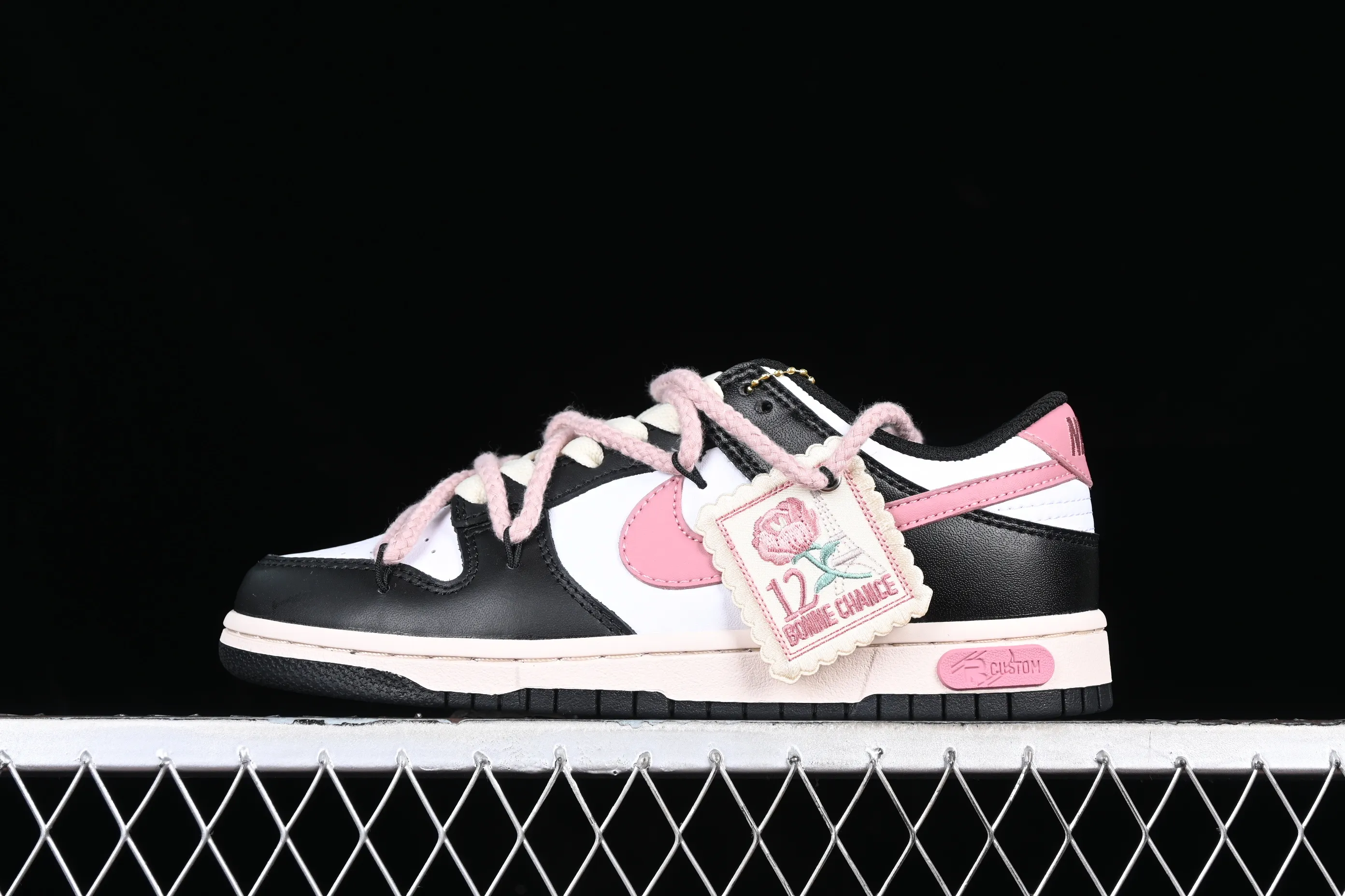 All Categories Nk SB Dunk Series Nk SB Dunk Low Low-top sneakers Nk Dunk Low Black Rose Thoughts Cloth patch Rope shoelaces Girls Sweet cool style SB strap low-top casual sneakers CW1590-100